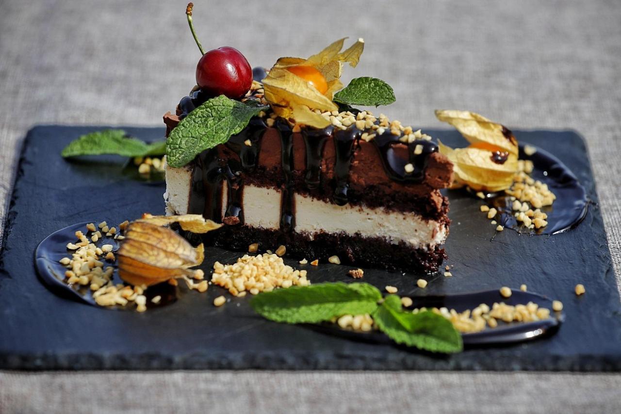 Country Spa Retreat Snagov Exteriér fotografie A chocolate cheesecake