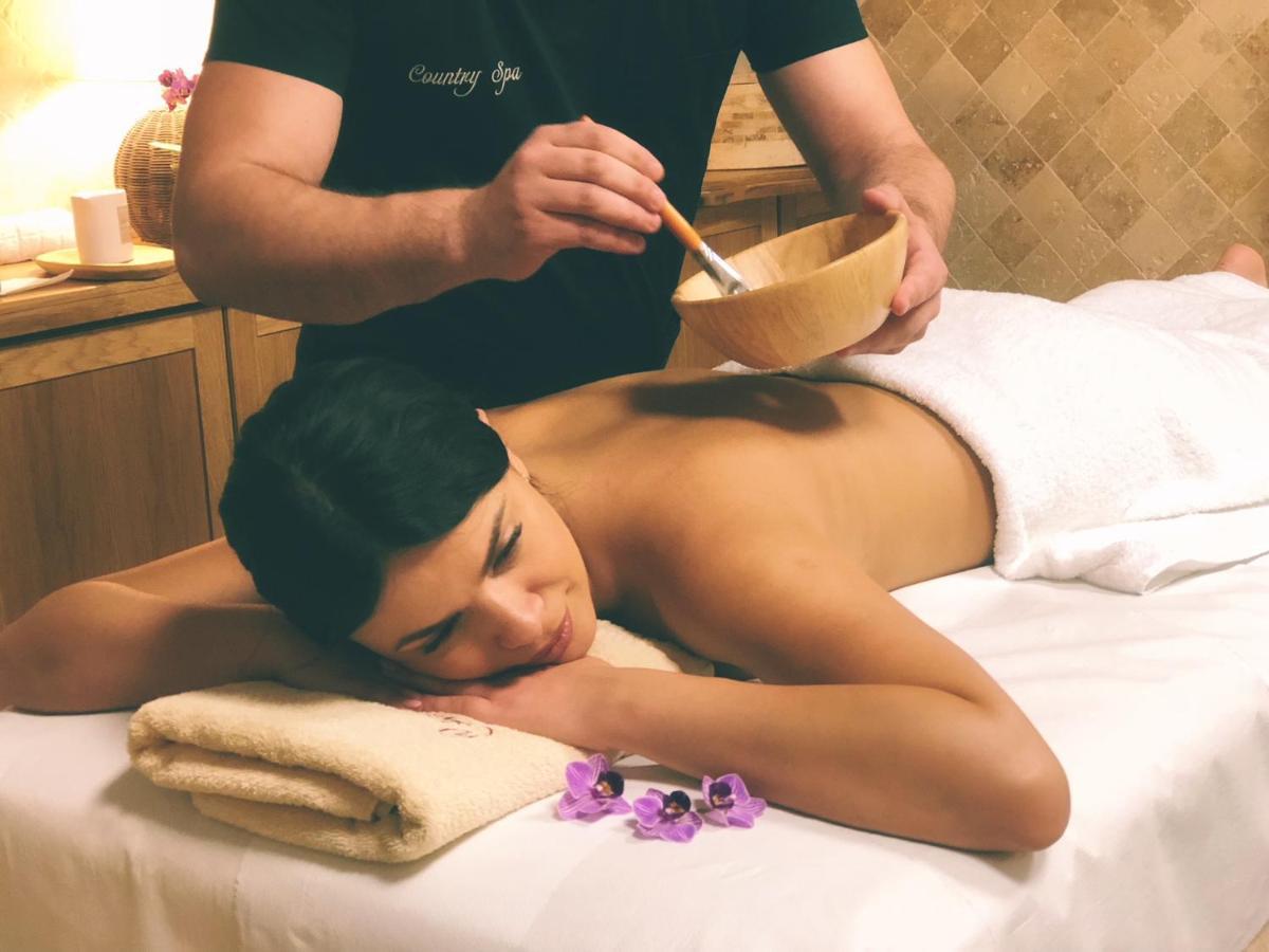 Country Spa Retreat Snagov Exteriér fotografie A spa treatment