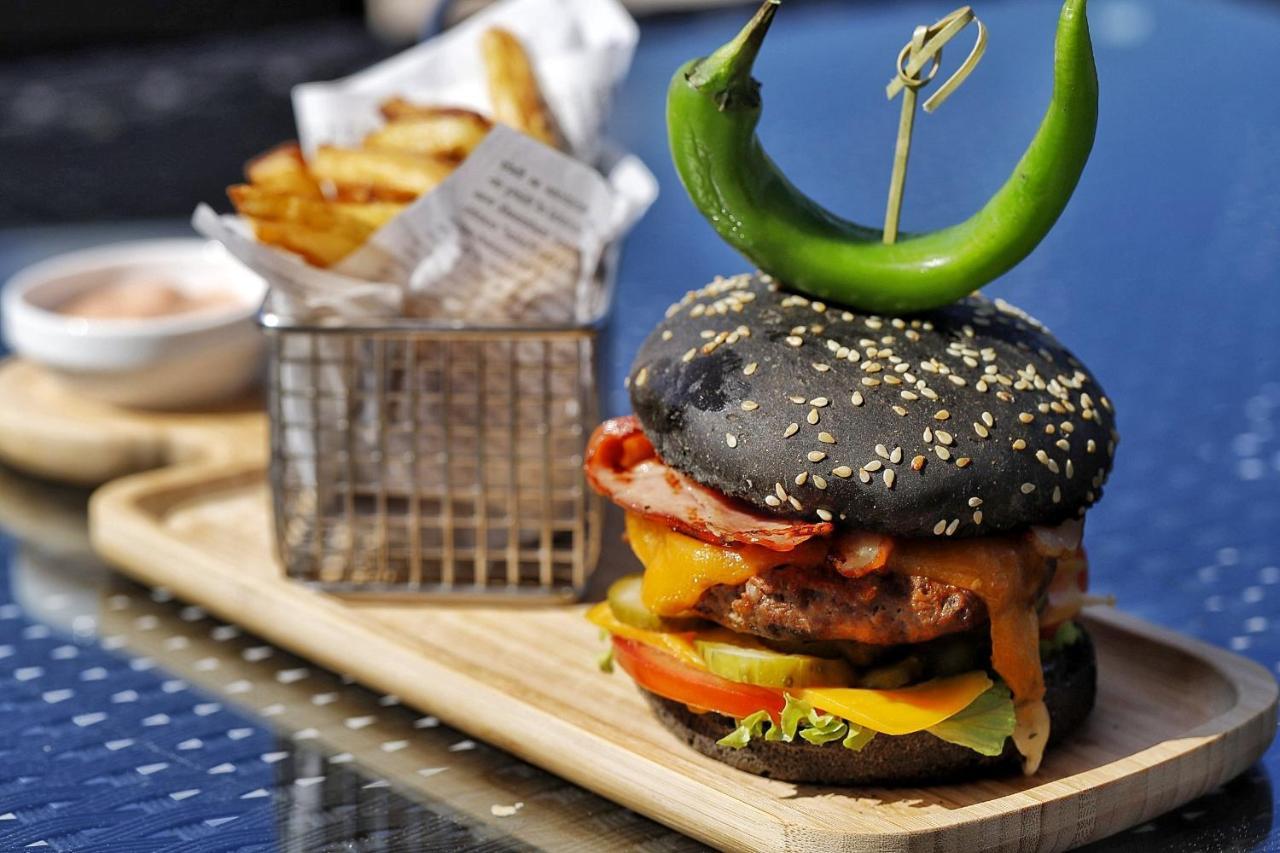 Country Spa Retreat Snagov Exteriér fotografie A black bun hamburger