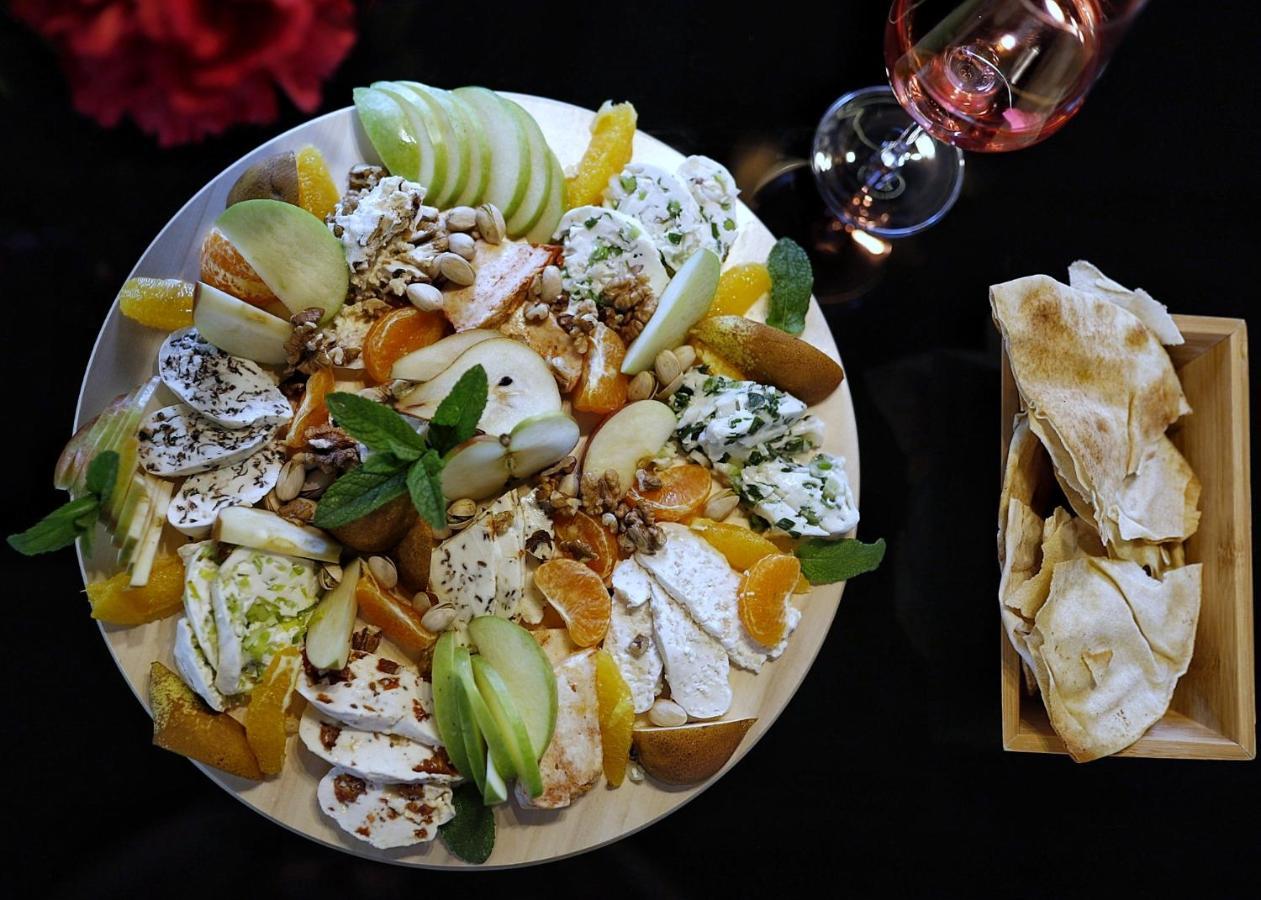 Country Spa Retreat Snagov Exteriér fotografie A cheese platter with a selection of cheeses and fruit