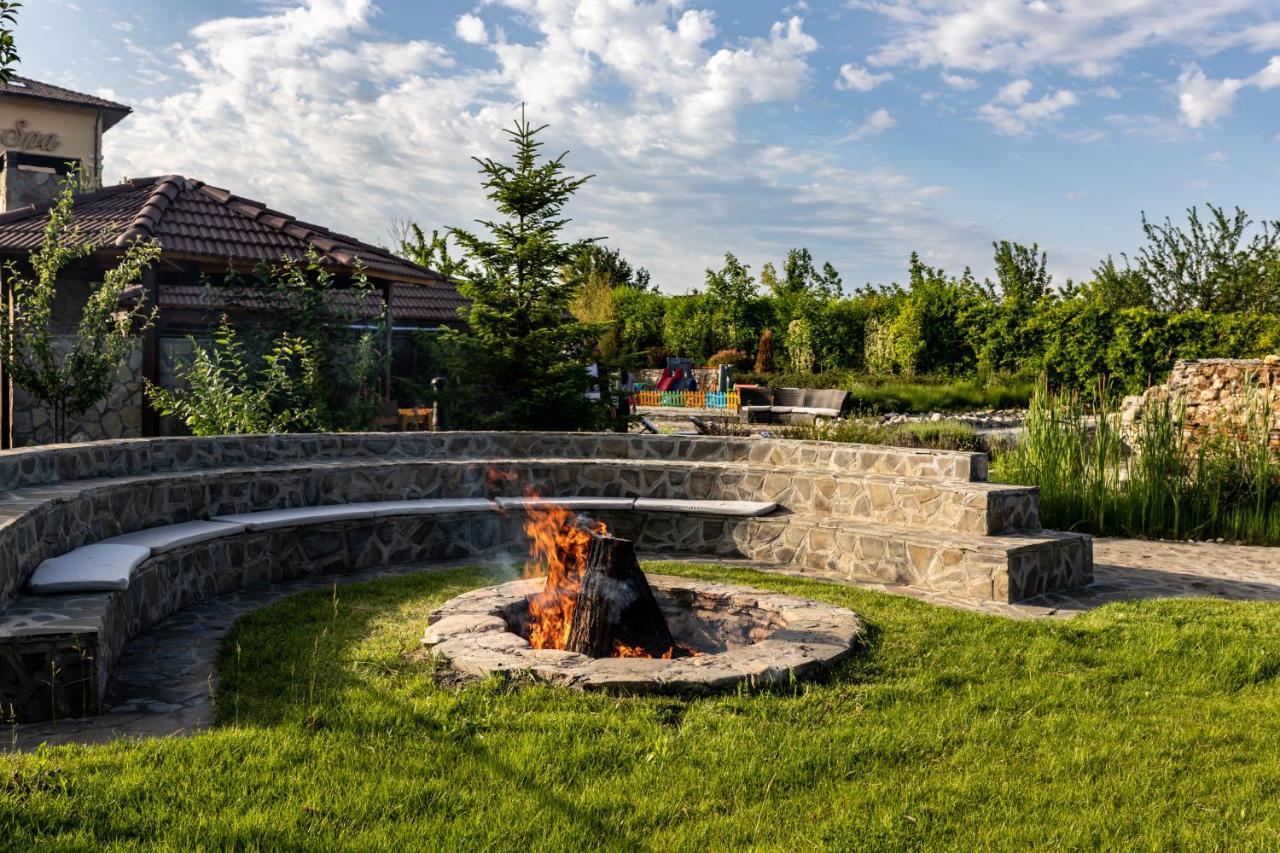 Country Spa Retreat Snagov Exteriér fotografie The amphitheater