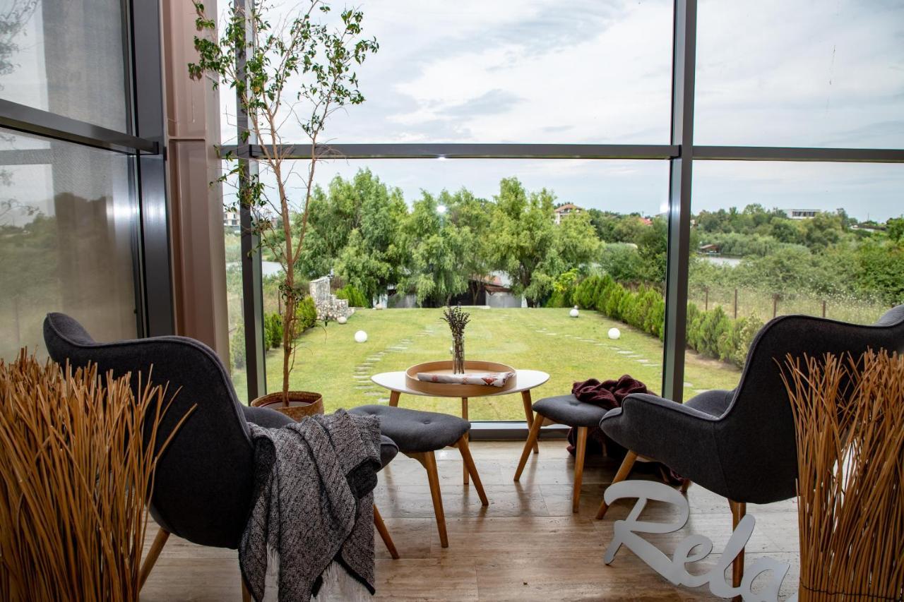 Country Spa Retreat Snagov Exteriér fotografie View from the living room