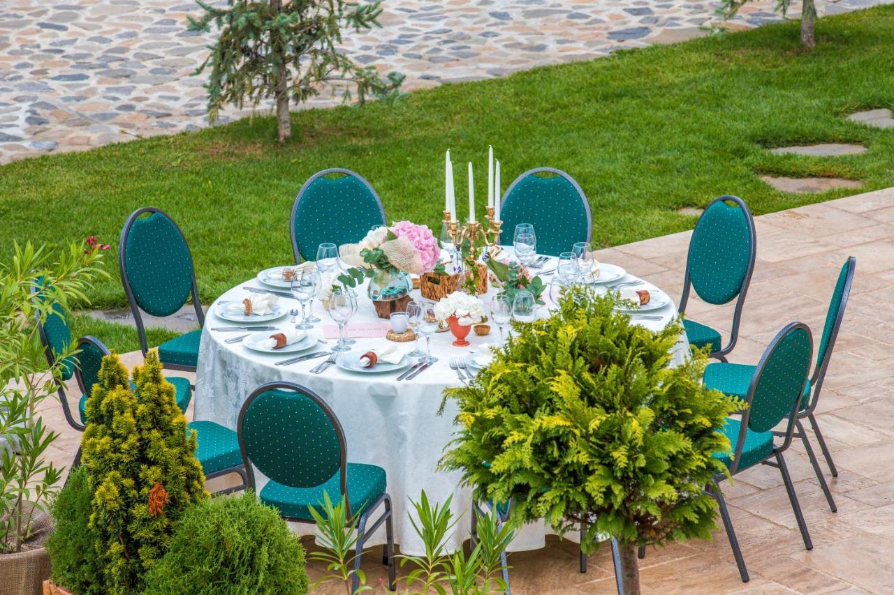 Country Spa Retreat Snagov Exteriér fotografie A table set for a wedding reception