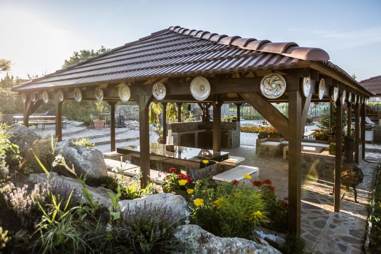 Country Spa Retreat Snagov Exteriér fotografie Pergola