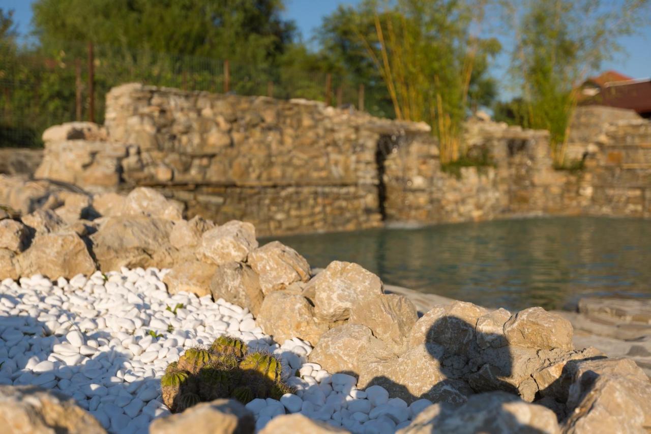 Country Spa Retreat Snagov Exteriér fotografie The Roman bridge