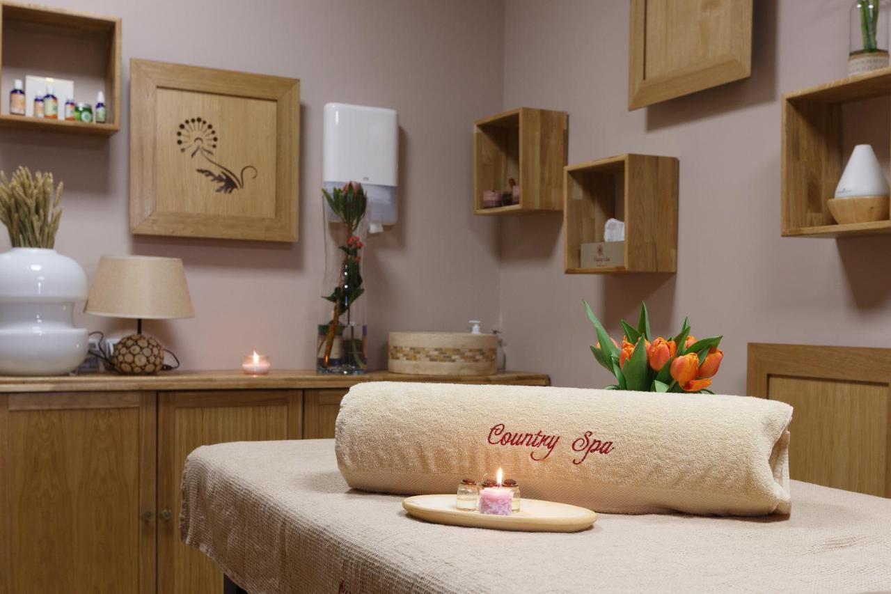 Country Spa Retreat Snagov Exteriér fotografie A spa treatment room