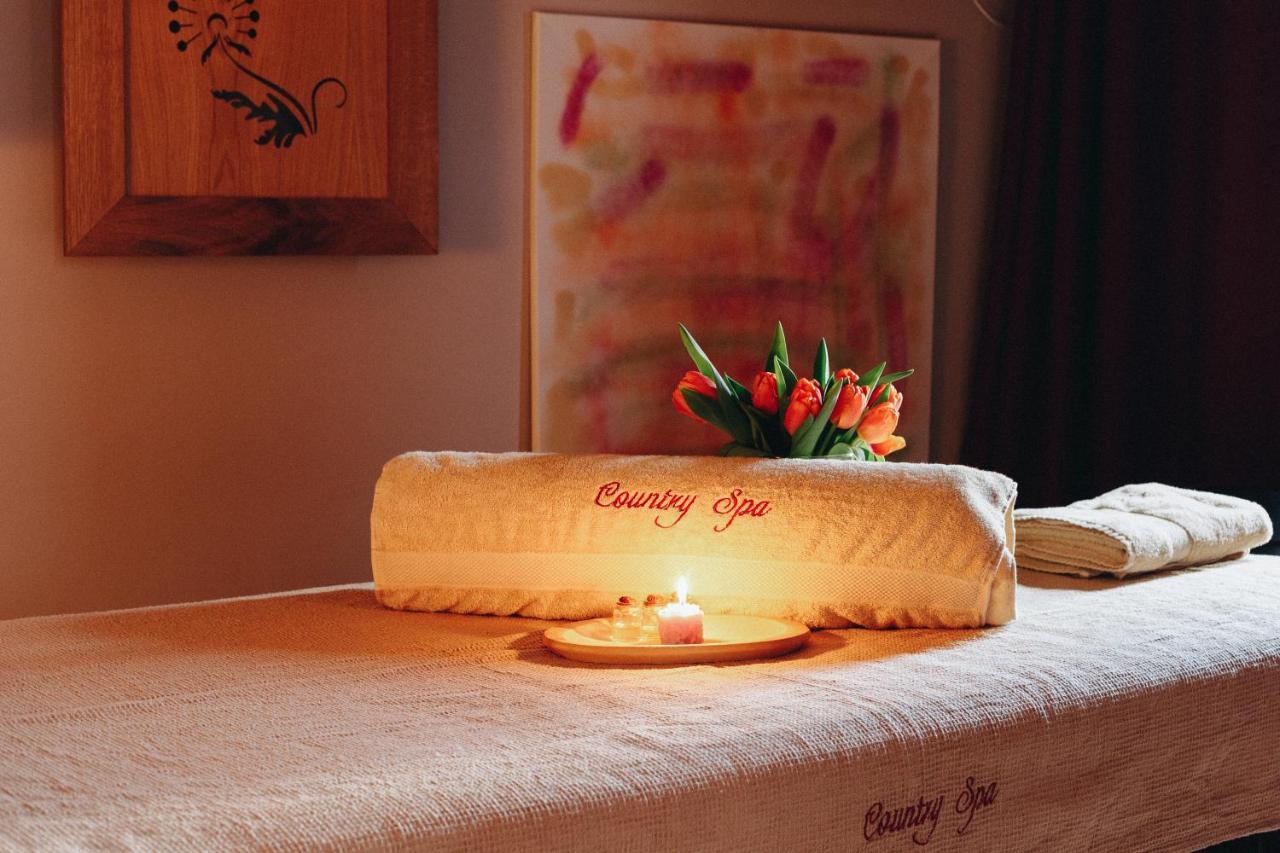 Country Spa Retreat Snagov Exteriér fotografie A spa treatment table