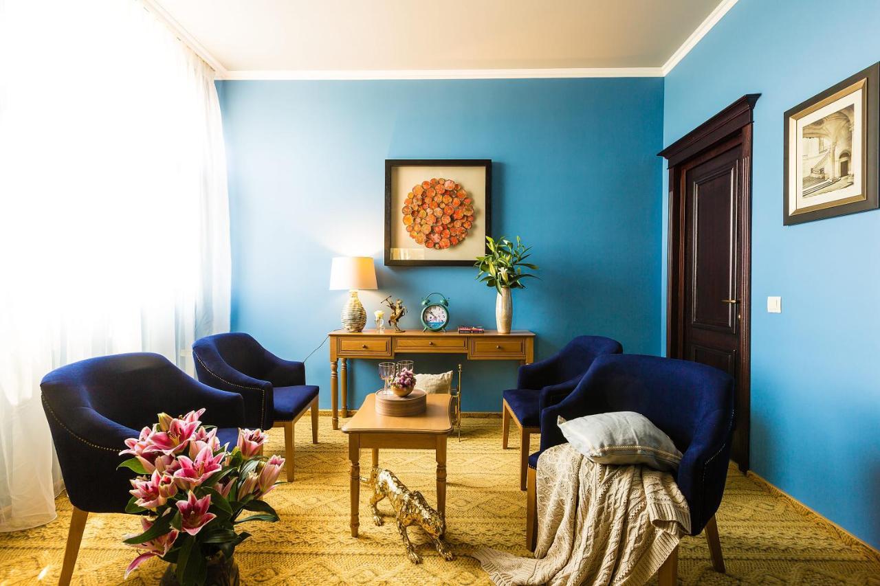 Country Spa Retreat Snagov Exteriér fotografie A room with blue walls and blue furniture