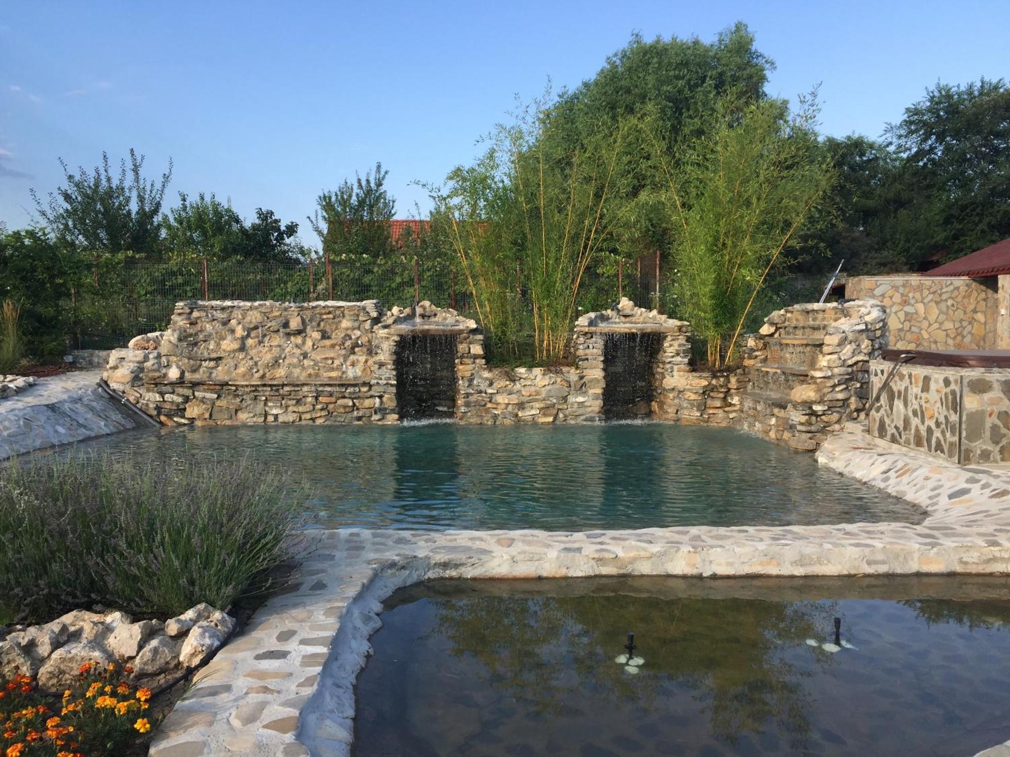 Country Spa Retreat Snagov Exteriér fotografie The Roman bath