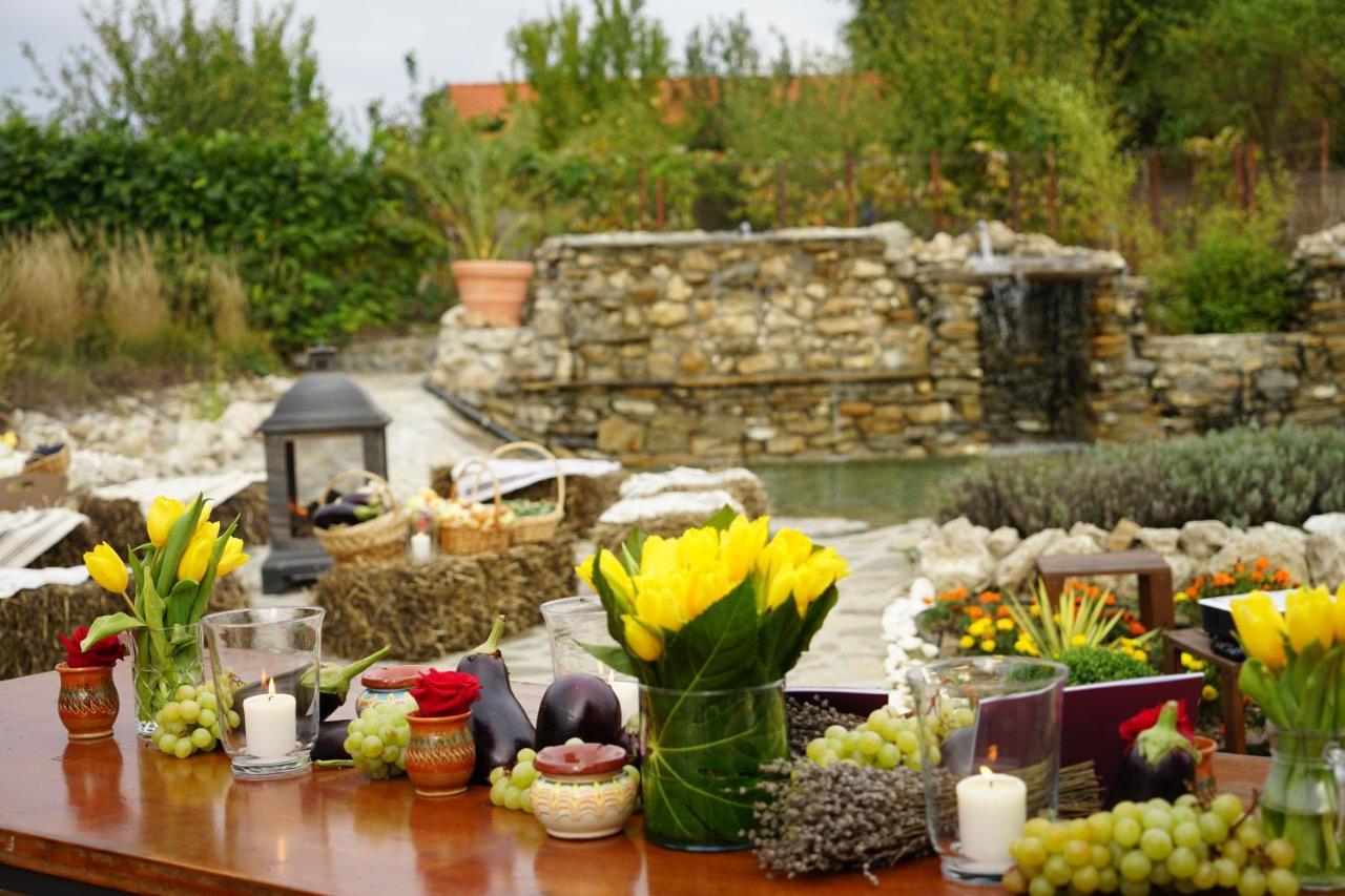 Country Spa Retreat Snagov Exteriér fotografie A typical table at a Greek wedding
